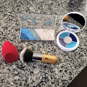 🍩 Blue Hues Eyeshadow, Highlight, Brush, and Sponge Set